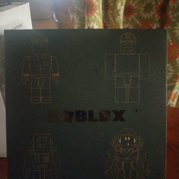 Roblox Icons Gold Collector's Set New - Picture 2 of 3